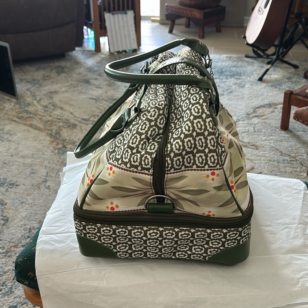 Temptation, old world, sage, double insulated tote with 2 qu casserole 13 x 11 - Picture 3 of 12